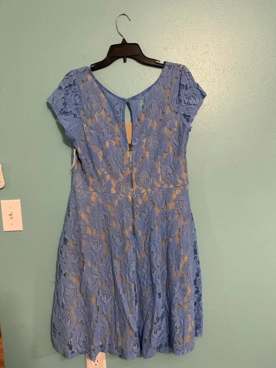 Lace Overlay Cap-Sleeve Dress in Light Blue - Picture 2 of 3